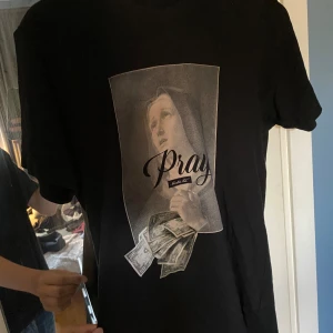 Säljer denna väldigt limiterade t-shirten från mister-tee, den går inte och få tag på och skicket är 9/10, t-shirten är i storlek xs men sitter som s - Skick 9/10