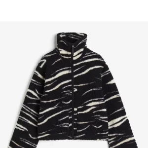 Teddy jacka - Jätte gosig o snygg teddyjacka från hm som inte längre säljs💘perfekt till våren,hösten, vintern eller kyliga sommarkvällar💕passar de flesta storlekarna beroende på om du vill att den sitter tajt eller löst!❤️ pris går o diskutera, kom med prisförslag🥰