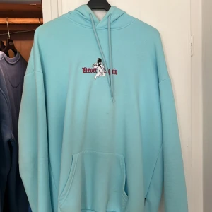 Baby blue hoodie - En babyblå hoodie från Zalando Använd fler gånger, sitter lite långt o större än standard, några äldre fläckar
