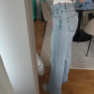 Zara jeans wide leg - Perfekta ljusblå färgen!! Storlek M