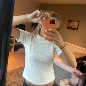 Fluffig polotshirt - Världens gulligaste thsirt med krage. Den är så skön i fin vit färg men har tyvärr en liten fläck därav priset🦢🤍