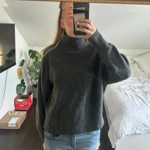 Stickad tröja med krage  - Jätte fin grå stickad tröja med krage från zara❤️ 