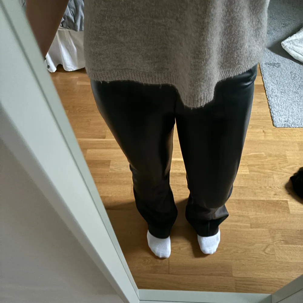 Supersnygga skinnbyxor, säljer då dom inte kommer till användning, storlek M men har sytt in dom i midjan så sitter som S/M, jag är runt 170💕. Jeans & Byxor.