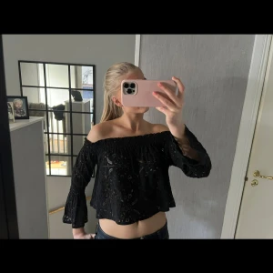Spetstopp  - Jättesöt spetstopp som man kan ha som off shoulder och även som vanligt. Den är stretchig så passar XS-L