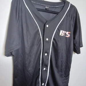 BTS jersey - Jersey med bts tryck, Jungkook 97. Fint skick, aldrig använt.   Köparen står för frakt 💕