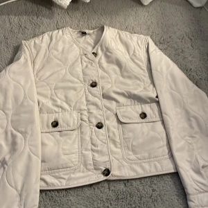 Vår jacka💕 - Säljer pågrund av att den inte kommer till användning💕 bra skick använd få gånger❤️