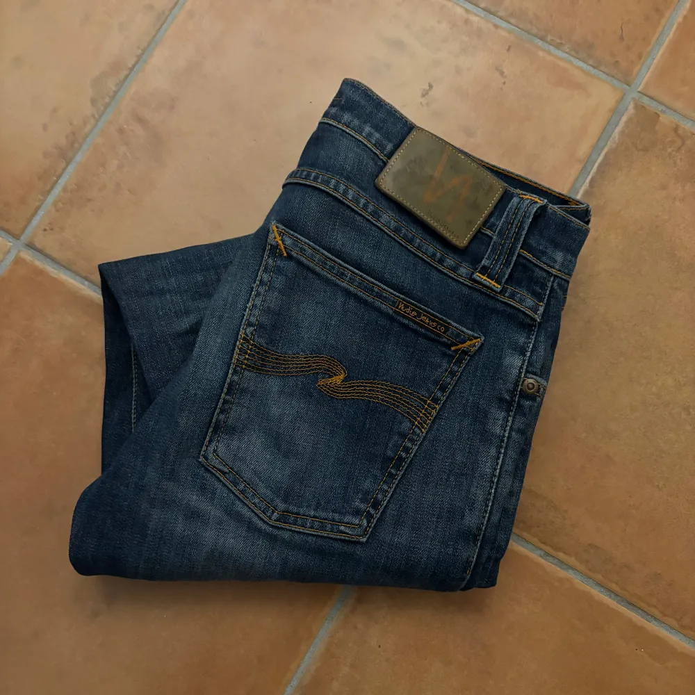 Tja säljer dessa feta nudie jeans i modellen Tube Tom. Dom är i storlek W29 L32, riktigt bra passform och stilrena. Passar någon som är ca 180 perfekt. Skriv vid funderingar. Jeans & Byxor.