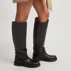 Säljer dessa ursnygga skinnboots eftersom de inte kommer till användning. De är använda 1 gång och är i nyskick. Skriv för fler bilder✨köpa för 1 049kr