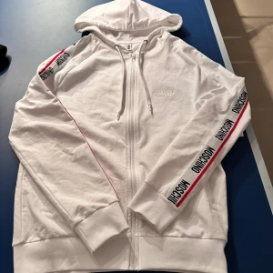 Moschino tröja  - Säljer min Moschino tröja som är nästintill helt ny. Nypris 2799kr, hör av er  för mer info. 