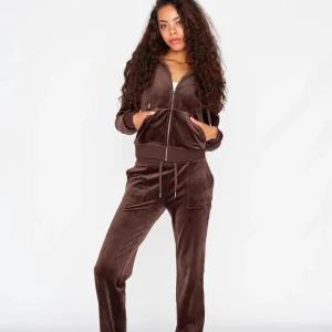 Juicysett  - Säljer mitt superfina Juicysett! Byxorna har ett igensatt hål på baksidalår men det är inget som varken syns eller märks av🥰 tröjan har tappat ena metalldelen på snören🤗