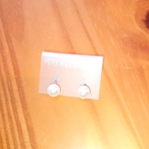 Örhängen med vit pärla. - Örhängen med vit pärla.