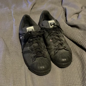Adidas superstars - Säljer dessa superstars som är hel svarta och använda som fan, tips att använda dessa till skate då dem har börjat bli slitna och gått sönder vid yttersidan vid tårna