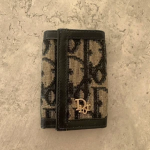 Dior nyckelfodral - En superfin liten vintage nyckelfodral/plånbok från Dior. Säljes i befintligt skick. 