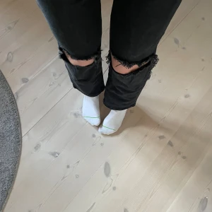 Svarta håliga jeans  - Svarta håliga jeans ifrån NAKD 🫶🏻