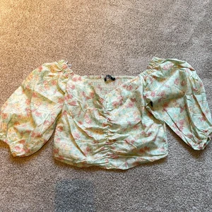 Sommarblus - Blommig blus från Gina med smockad rygg💐 använd två gånger