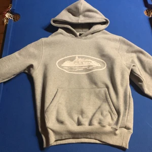 Corteiz hoodie - Säljer min Corteiz tröja då jag inte gillar den stilen den är storlek xs men passar s/m då den är baggy och stor i storleken ja den är äkta fick den som present 