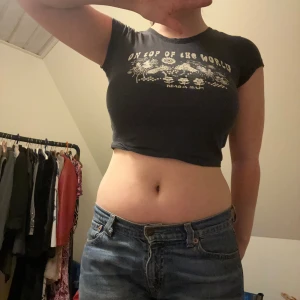Mörkgrå croptop🩶🐰 - Bekväm croptop som köptes för cirka två år sedan från H&M (divided) men har bara blivit använt några få gånger. Är i storlek XS men passar också S (jag har storlek M). Säljer då den tyvärr är lite för liten och inte riktigt min stil längre.🐰🐚🎬
