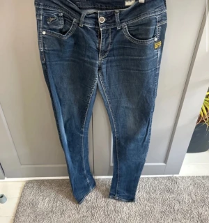 Jeans - Jeans i bra skick som sitter rätt så lågmidjat.