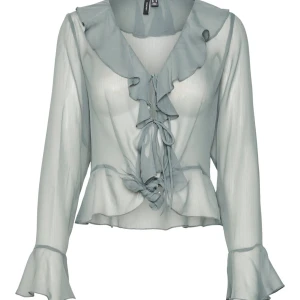 Vero Moda topp - Köpte denna fina igår på Vero Moda, hann aldrig testa men var dum och klippte bort prislappen ändå när jag kom hem🥹 den är alltså helt ny, köpt för 449kr💘