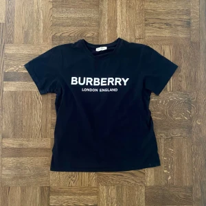 Burberry T-Shirt - Nypris: 4800 kr  Mycket bra skick! Storlek: M