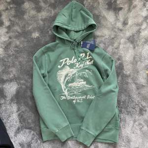 Säljer nu denna sjukt eftertraktade Ralph Lauren Hoodie! Hoodien är helt ny med tags på(oanvänd) i storlek M! Hoodien är slutsåld överallt(Väldigt exklusiv). Ny pris innan var: 3100kr vårat pris: 2499kr Skriv för mer frågor eller bilder!