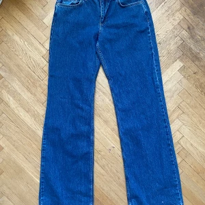 Lowwaist straight jeans - Helt nya raka lågmidjade jeans från NAKD, säljer då de var för långa och hann ej returnera, därför helt oanvända med lappen kvar 