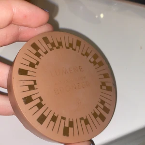 Lumene bronser  - Lumene bronser, färg 2 sparsamt använd men legat i sminklådan så texten är lite utsuddad tyvärr Vegan 🌱 