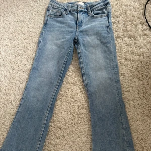 Lågmidjade ljusblåa jeans från Gina Tricot - Lågmidjade, ljusblåa, väldigt fina jeans som är oanvända och är i mycket bra skick. 