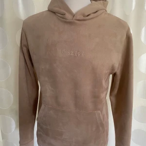 Beig hoodie från ciszere - Ny med etikett ljus brun är storlek xs slimfit den är 106 cm runt bröstet och längden på tröjan är 69 cm från topp till botten den är 96% Polyester och 4 % Elasthane väldigt skönt material 