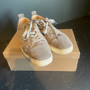 christian louboutin skor - Hej säljer nu mina loubs då jag köpt andra och de inte kommer till användning. De är lätt slitna på utsidan men på insidan har de slitits en del back vid hälen på båda skorna ingen som märks eller syns från utsidan. De är lätt smutsiga  Mvh Herman