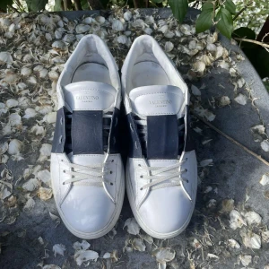 Valentino open  - Tja! Säljer nu mina fräscha valentino opens i väldigt bra skick knappt några defekter! Skorna är inte använda speciellt mycket heller. Nypris ligger på 7280kr. Mitt pris 2899.