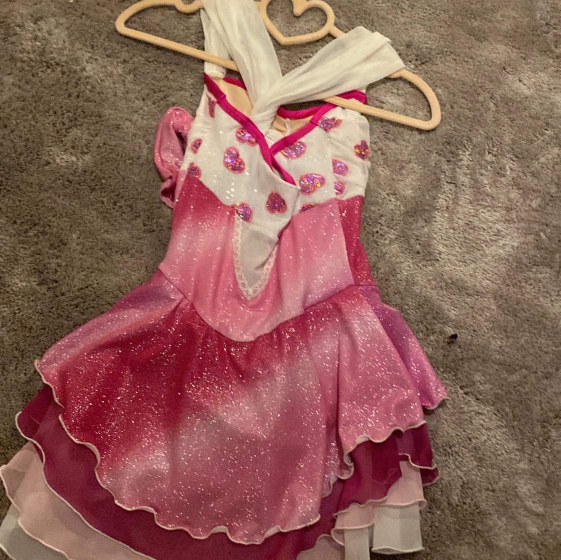 Jätte fin rosa konståknings klänningen  - 91