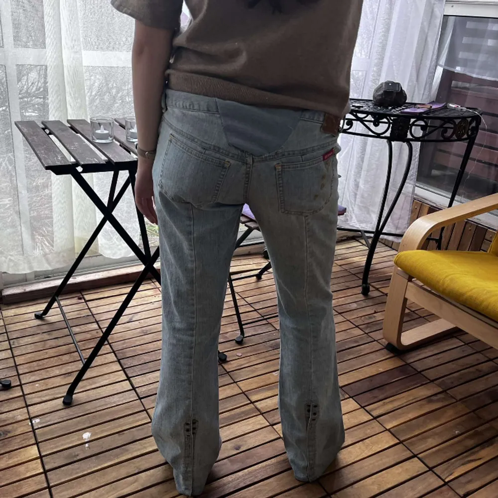 Sååå fina jeans från japan med en fet tvätt, har dock sytt om den vid bakdelen men de inget man tänker på   Modellen är 165 cm och 54 kg. Jeans & Byxor.
