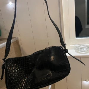 Nelly väska  - Denna så fina och basic väska från nelly. Kommer inte till användning längre