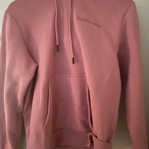 Tröja - Super fin peakPerformance liv tröja som knappt är använd skriv vid intresse💕(pris kan diskuteras vid snabb affär)
