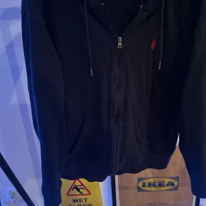 Ralph lauren zip Hoodie  - Storlek L Skick 8/10 Defekt litet hål vid fickan