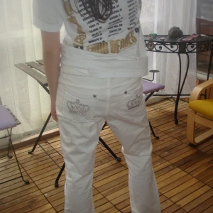 Victoria Beckham Jeans  - Så balla jeans från Victoria Beckham i utsvängd passform. Väldigt fin fick detaljer och passar perfekt nu till våren/sommaren 🤍🤍  Modellen är 165 cm och 54 kg