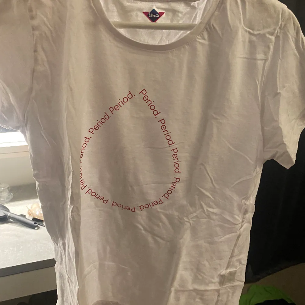 T-shirt från Libresse med print ”period”! Endast använd två gånger💖. T-shirts.