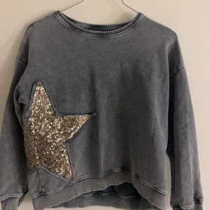 Tröja - Jätte snygg sweatshirt med en stjärna som tyvärr är för liten för mig. Kommer inte ihåg vad jag köpte den för men säljer för 150!