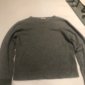 Flippa k tröja, merinoull🩷 - En jätte fin tröja lite tunnare men varm och mjuk merinoull från Flippa k.  Lite använd i bra skick Ny pris, 1600kr. Men säljer den för 650kr🩷 Grå ulltröja.