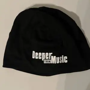 Säljer nu min deeper than music mössa för jag inte vill ha den, de är thrifes skivbolag.  den är köpt för 299 . Dom säljs inte längre tror jag. Storlek är One Size. Skick är 9,9/10 Skriv för fler bilder