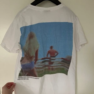 Hov1 merch  - Säljer en jättesnygg hov1 merch som inte går att få tag på längre, tröjan är i storlek M men sitter som S❤️ Tröjan har trycket på låten ” när jag ser dig” 