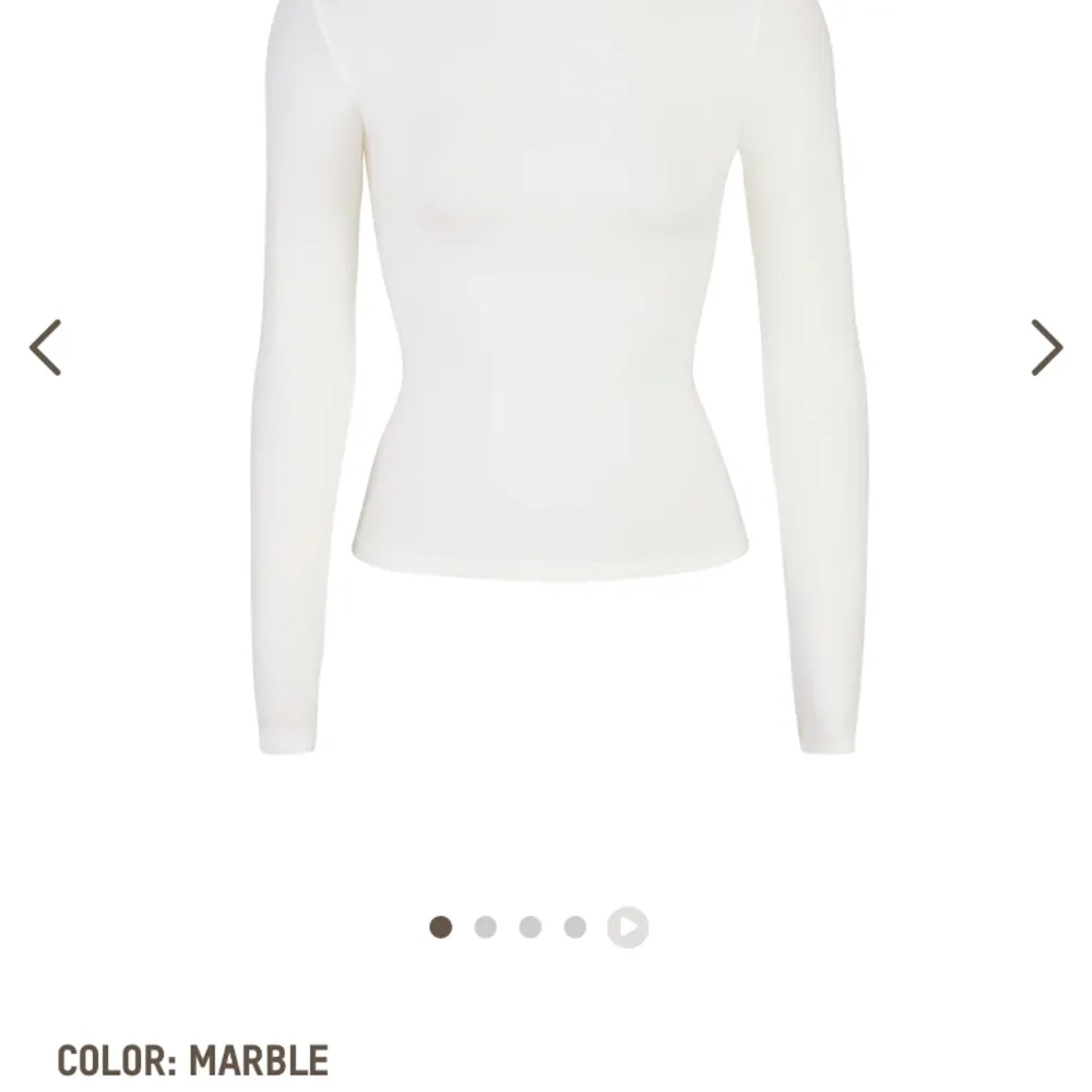 Äkta vit skims tröja i strlk S. Passar även en XS då den är stretchig. Använd en gång. Säljes för 600 men kan gå ner i pris något vid snabb affär. . Tröjor & Koftor.