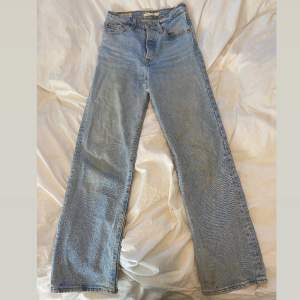 Säljer dessa Levi’s jeans då de är små. Väl använda och därav lite slitna vilket syns på sista bilden. Annars bra skick. 