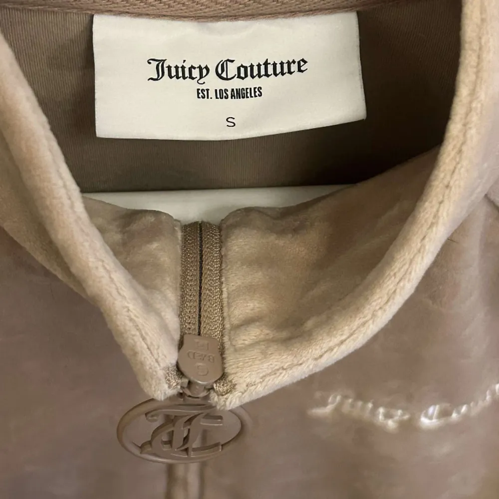 Mönstrad beige juicy couture tröja i storlek S. Sitter bra på mig som vanligtvis har XS. Fint skick och inga slitningar eller hål💞har matchande byxor i min profil. Tröjor & Koftor.