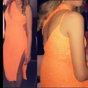 Säljer en nyandvänd klänning som går till knät. Den är orange och glittrig med fint material. Storlek 36. Pris kan diskuteras 