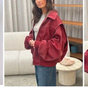 Röd skin jacka  - Den populära jackan från Room Jacka från Antwerp som är helt slutsåld! one size men sitter som en oversized  på en M/S. Pris: 2000 kr ❤️‍🔥❤️‍🔥 Oanvänd så som ny, Nypris ca 3500 med tull mm❤️❤️ 