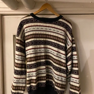 Stickad Tröja  - Stickad tröja Gott skick  Storlek M