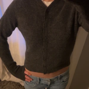 Mohair stickad kofta - Stickad grå kofta i mohair blandning, helt oanvänd🥰pris kan diskuteras 