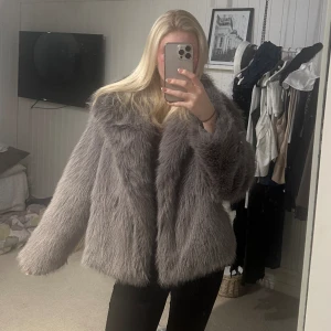 Grå pälsjacka  - Säljer min gråa pälsjacka, aldrig använd🥰 Köpt för 800, skriv privat för mer bilder eller frågor🥰